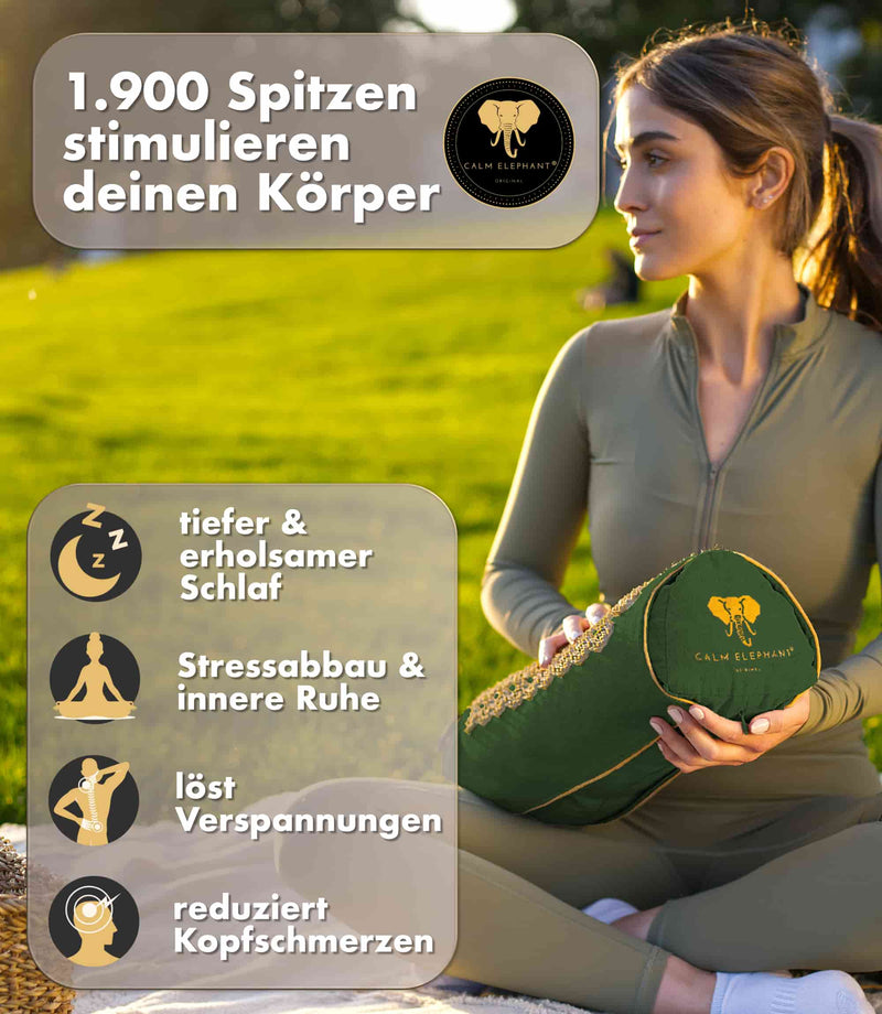Frau mit Premium Akupressur Kissen im Freien, fördert entspannten Schlaf, Stressabbau und lindert Verspannungen.