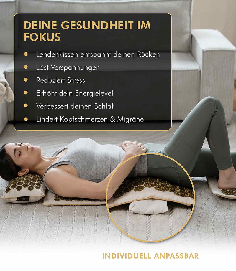 Frau liegt auf ergonomischem Lendenkissen, genießt Stressabbau mit Premium Akupressurmatte, fördert Gesundheit und Schlaf.