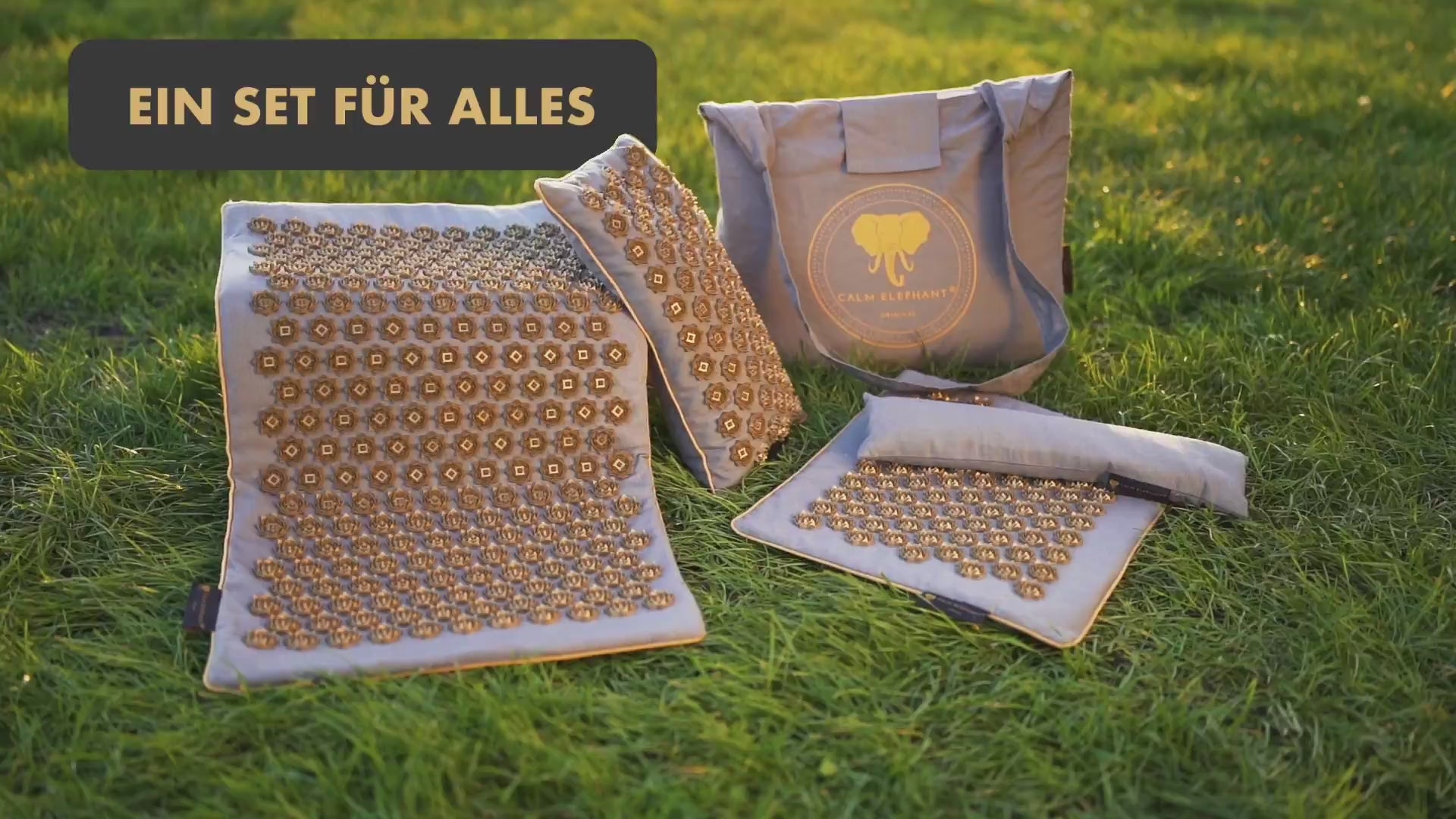 Akupressurmatte | GENUINE 5er Set - beige mit Massagematte und Tasche auf grünem Gras.